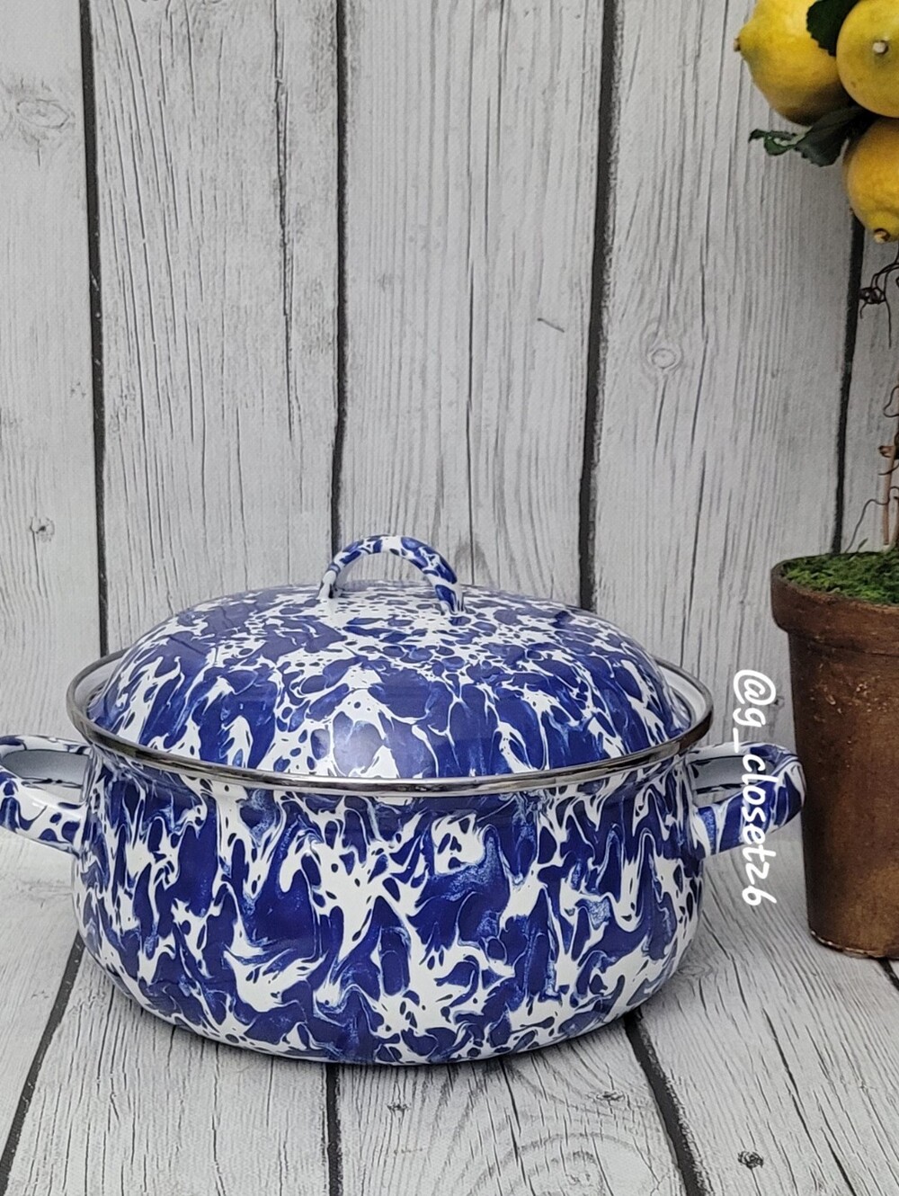 Golden Rabbit Enamelware Dutch Oven